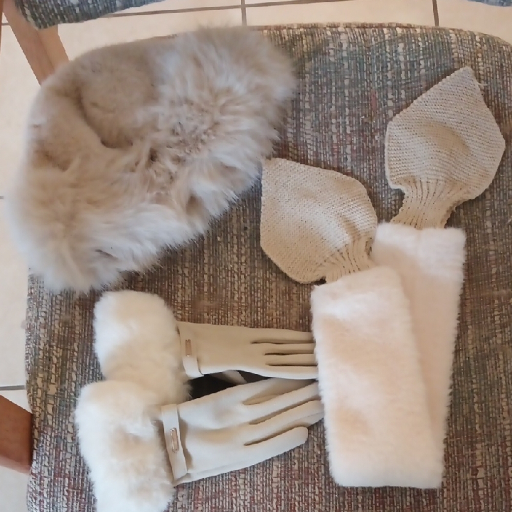 Luxurious Cream Fur Gloves and Scarf Set - Picture 2 of 2